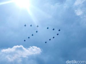 Acara HUT TNI AU, Atraksi Pesawat Tempur F-16 Bentuk Formasi 77 di Langit