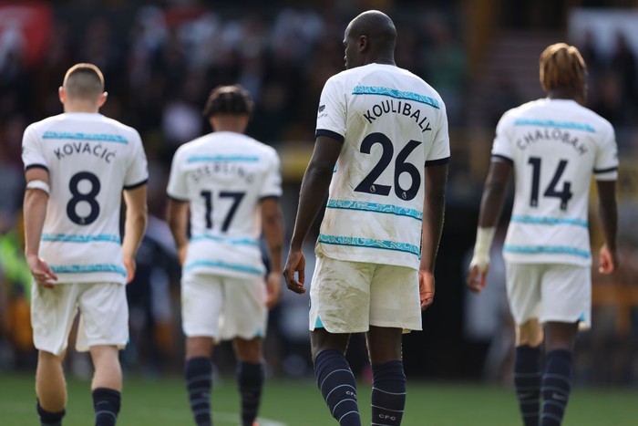 WOLVERHAMPTON, ENGLAND - Dejected Chelsea players after losing 1-0 during the Premier League match between Wolverhampton Wanderers and Chelsea FC at Molineux on April 8, 2023 in Wolverhampton, United Kingdom. (Photo by Matthew Ashton - AMA/Getty Images)