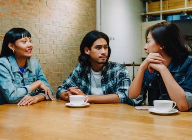 Curhat mengurangi stres/ foto: Freepik/ tirachardz Tiga orang sedang mengobrol