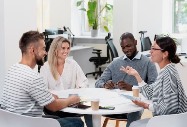 Curhat meningkatkan rasa percaya diri/ Foto: Freepik/ freepik Empat orang sedang berbincang