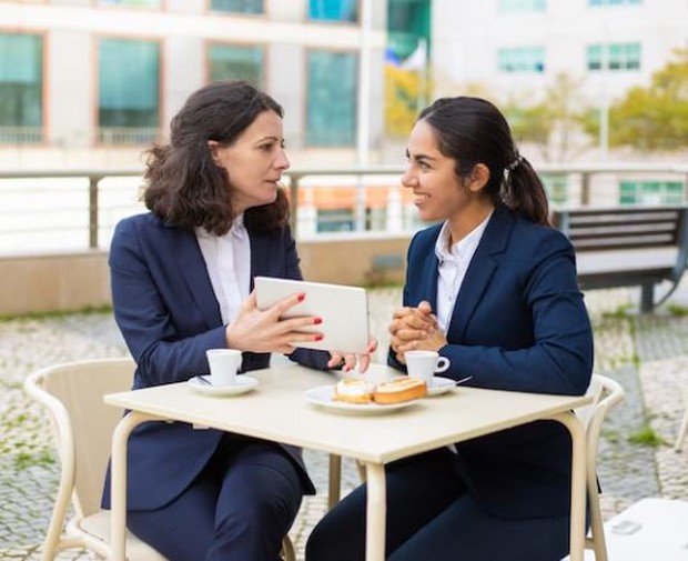Curhat menstabilkan mood/ Foto: Freepik/ pch.vector Dua orang sedang berbincang