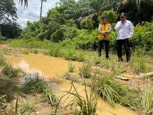 Dewan Perjuangkan Jalan 5 Desa di Jambi yang Rusak Puluhan Tahun di Aspal Dewan Perjuangkan Jalan 5 Desa di Jambi yang Rusak Puluhan Tahun di Aspal