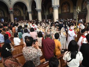 Foto Suasana Puncak Perayaan Hari Paskah di Gereja Katerdal Jakarta