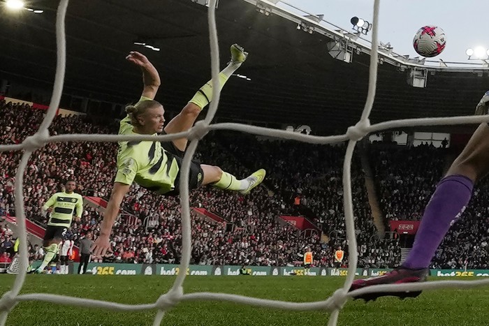 Manchester Citys Erling Haaland, centre, scores his sides third goal past Southamptons goalkeeper Gavin Bazunu during the English Premier League soccer match between Southampton and Manchester City at St Marys Stadium in Southampton, England, Saturday, April 8, 2023. (AP Photo/Frank Augstein)