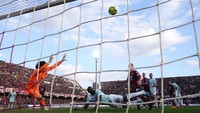 Termasuk aksi epik Ochoa di menit ke-64, yang diawali dari sundulan Romelu Lukaku. Foto: REUTERS/ALBERTO LINGRIA