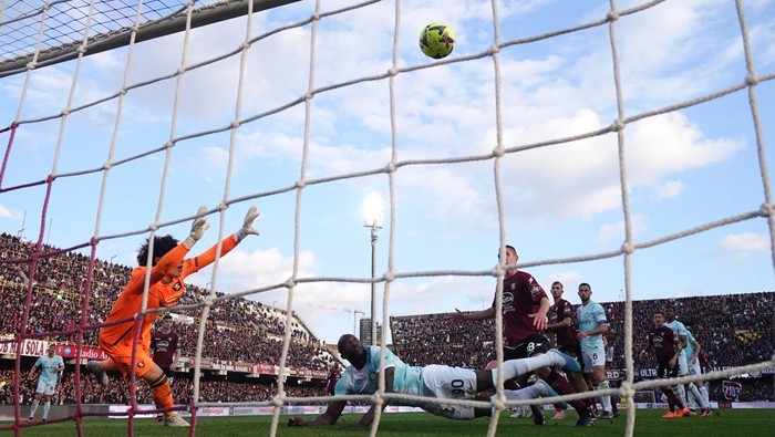 Soccer Football - Serie A - Salernitana v Inter Milan - Stadio Arechi, Salerno, Italy - April 7, 2023 Inter Milan's Romelu Lukaku in action with Salernitana's Guillermo Ochoa REUTERS/Alberto Lingria