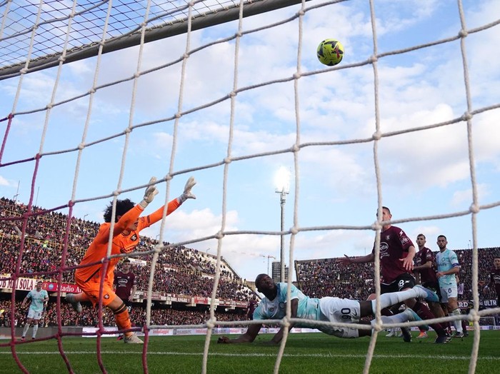 Soccer Football - Serie A - Salernitana v Inter Milan - Stadio Arechi, Salerno, Italy - April 7, 2023 Inter Milan's Romelu Lukaku in action with Salernitana's Guillermo Ochoa REUTERS/Alberto Lingria