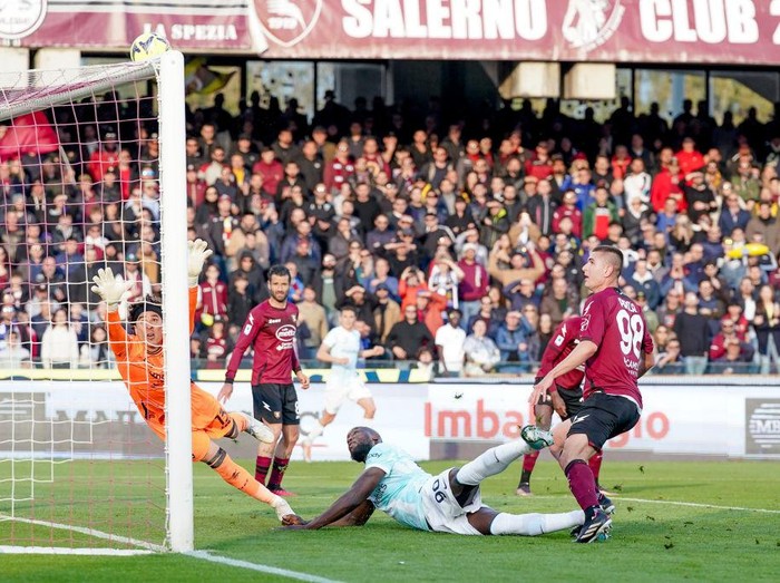 Romelu Lukaku of FC Internazionale hits the crossbar during the Serie A match between US Salernitana and FC Internazionale at Stadio Arechi on April 7, 2023 in Salerno, Italy. (Photo by Giuseppe Maffia/NurPhoto via Getty Images)