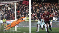 Ochoa bahkan sudah berada di dalam gawang, dalam usaha mengantisipasi tandukan Lukaku sebelumnya, tapi masih bisa menahan bola sundulan Stefan de Vrij melewati garis! Foto: AP/Alessandro Garofalo  