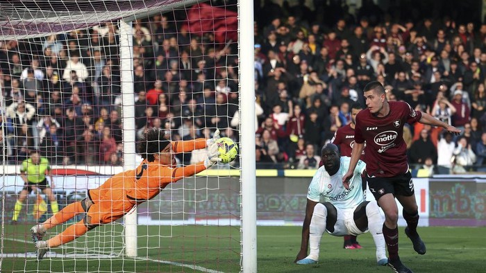 Guillermo Ochoa, Romelu Lukaku Salernitana's Guillermo Ochoa attempts to save the ball, during the Italian Serie A soccer match between Salernitana and Inter Milan at the Arechi stadium in Salerno, Italy, Friday, April 7, 2023. (Alessandro Garofalo/LaPresse via AP)