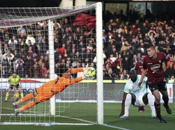 Ochoa bahkan sudah berada di dalam gawang, dalam usaha mengantisipasi tandukan Lukaku sebelumnya, tapi masih bisa menahan bola sundulan Stefan de Vrij melewati garis! Foto: AP/Alessandro Garofalo  