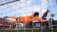 Berikutnya, Ochoa pamer kesigapan menahan bola tandukan Stefan de Vrij yang menyambut bola muntah. Foto: REUTERS/ALBERTO LINGRIA