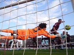 Berikutnya, Ochoa pamer kesigapan menahan bola tandukan Stefan de Vrij yang menyambut bola muntah. Foto: REUTERS/ALBERTO LINGRIA