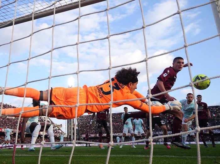 Soccer Football - Serie A - Salernitana v Inter Milan - Stadio Arechi, Salerno, Italy - April 7, 2023 Inter Milan's Romelu Lukaku in action with Salernitana's Guillermo Ochoa REUTERS/Alberto Lingria