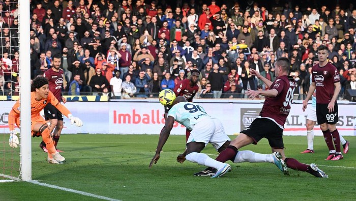 Guillermo Ochoa, Romelu Lukaku Soccer Football - Serie A - Salernitana v Inter Milan - Stadio Arechi, Salerno, Italy - April 7, 2023 Inter Milan's Romelu Lukaku in action with Salernitana's Guillermo Ochoa REUTERS/Alberto Lingria
