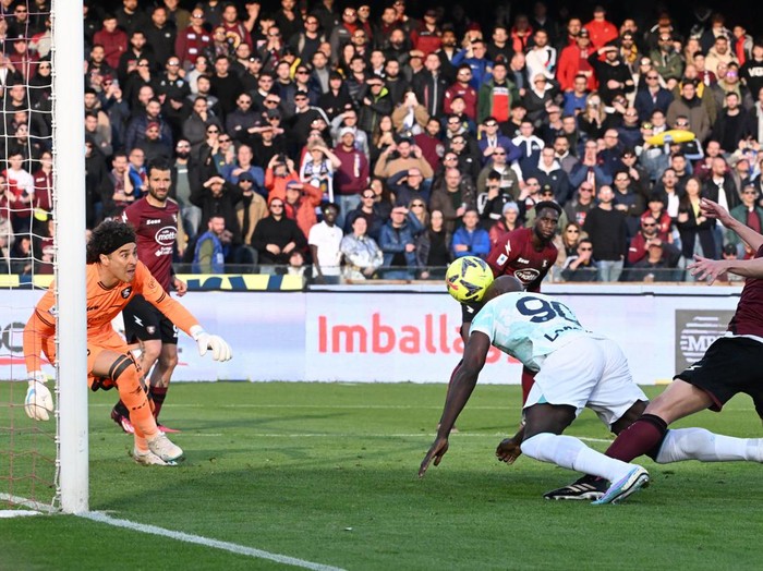 Soccer Football - Serie A - Salernitana v Inter Milan - Stadio Arechi, Salerno, Italy - April 7, 2023 Inter Milan's Romelu Lukaku in action with Salernitana's Guillermo Ochoa REUTERS/Alberto Lingria