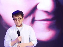 Heboh Jackie Chan Beli Ponsel ke Toko Huawei