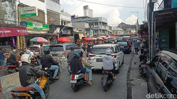 Jalan sekitar Pasar Tanah Abang macet (Adrial Akbar/detikcom)