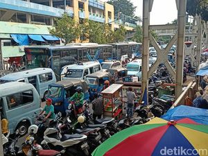 Penampakan Macetnya Sekitar Pasar Tanah Abang yang Dipadati Warga