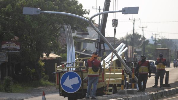 Jelang Mudik, Jalur Pantura Losarang Dipasangkan Lampu PJU