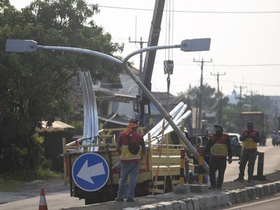Jelang Mudik, Jalur Pantura Losarang Dipasangkan Lampu PJU