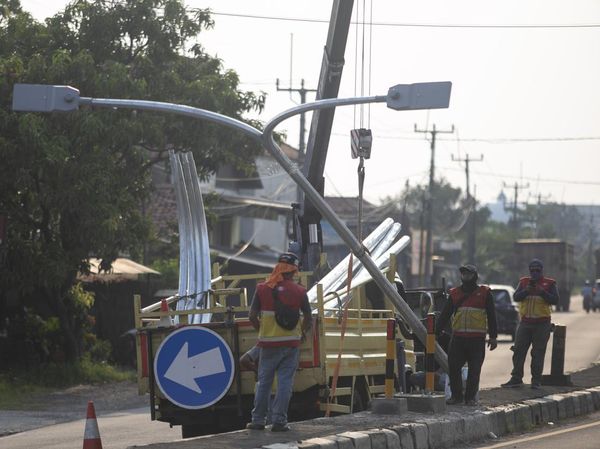 Jelang Mudik, Jalur Pantura Losarang Dipasangkan Lampu PJU