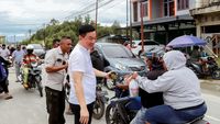 Kala Bupati-Wabup Kaimana Bagi-bagi Takjil di Jalan