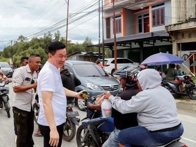 Kala Bupati-Wabup Kaimana Bagi-bagi Takjil di Jalan