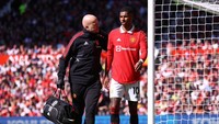 Masalah itu membuat Rashford harus ditarik keluar di menit ke-81, dalam kemenangan Man United dengan skor 2-0 atas Everton. Foto: REUTERS/CARL RECINE