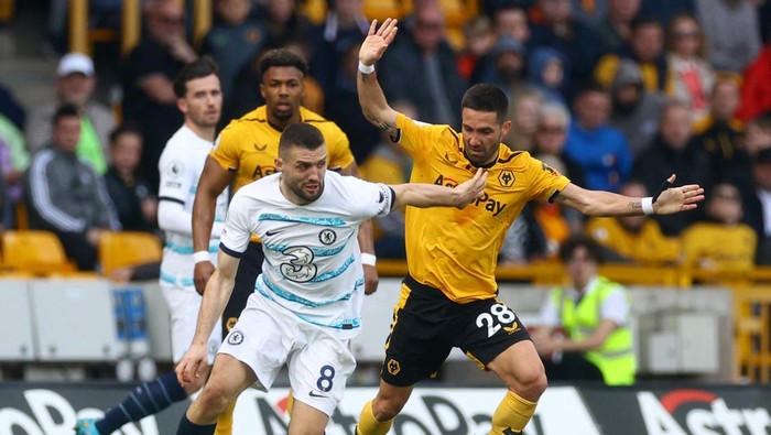Soccer Football - Premier League - Wolverhampton Wanderers v Chelsea - Molineux Stadium, Wolverhampton, Britain - April 8, 2023 Chelseas Mateo Kovacic in action with Wolverhampton Wanderers Joao Moutinho Action Images via Reuters/Paul Childs EDITORIAL USE ONLY. No use with unauthorized audio, video, data, fixture lists, club/league logos or live services. Online in-match use limited to 75 images, no video emulation. No use in betting, games or single club /league/player publications.  Please contact your account representative for further details.