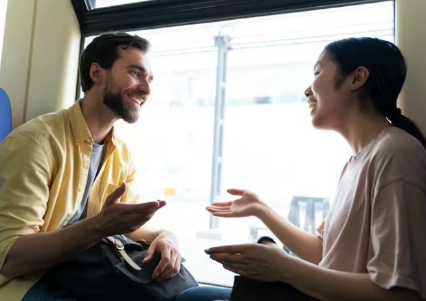 Melegakan Hati/ Foto: Freepik/ freepik Dua orang sedang berbincang-bincang