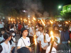 Jemaat HKBP Padang Bulan Gelar Pawai Obor Subuh Hari, Ini Maknanya
