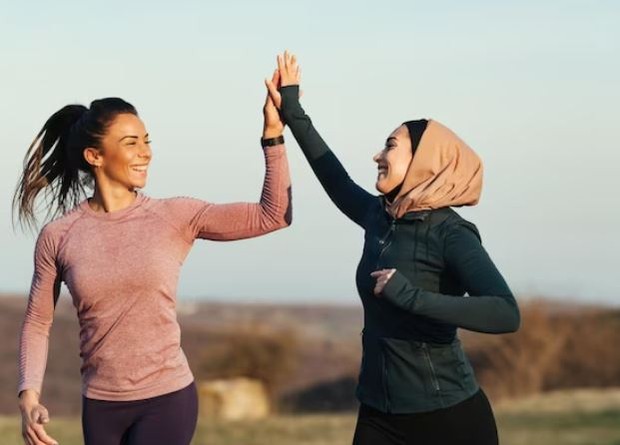Dua perempuan sedang tos sehabis lari