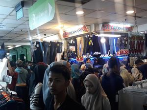 Pasar Tanah Abang Dibanjiri Pengunjung, Pedagang Cuan Rp 20 Juta/Hari Pasar Tanah Abang Dibanjiri Pengunjung, Pedagang Cuan Rp 20 Juta/Hari