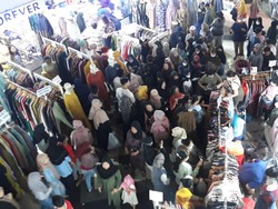 Pasar Tanah Abang Super Padat, Pengunjung Belanja Sambil Desak-Desakan!