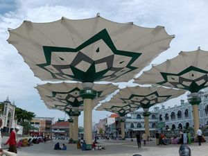Sempat Tersangkut, Payung Madinah Kota Pasuruan Mengembang Sempurna Sempat Tersangkut, Payung Madinah Kota Pasuruan Mengembang Sempurna