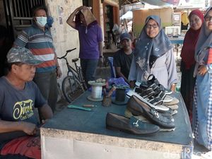 Senangnya Penjahit Sendal-Sepatu di Polman Banjir Orderan Jelang Idul Fitri