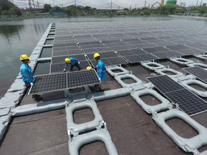 PLN Catat Sejarah Operasikan PLTS Apung Terbesar RI Kapasitas 561 kWp