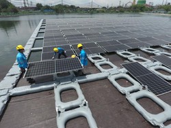 PLN Catat Sejarah Operasikan PLTS Apung Terbesar RI Kapasitas 561 kWp