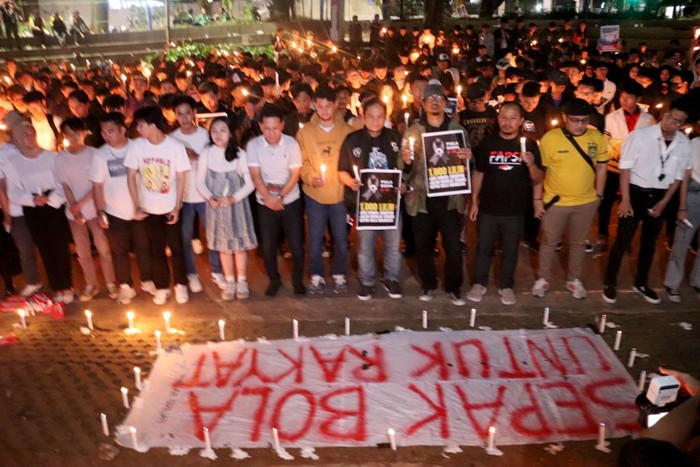 Potret 1.000 Lilin, Do'a dan Syukur untuk Sepakbola Indonesia Ratusan suporter secara khidmat menggelar aksi 1.000 lilin dan doa syukur untuk sepakbola Indonesia yang dihelat di Taman Musik Centrum Kota Bandung, Minggu (9/4/2023).