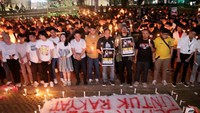 Dalam kegiatan tersebut, para suporter juga menampilkan berbagai poster yang berisi ucapan terima kasih atas perhatian Presiden Joko Widodo (Jokowi) dan perjuangan Ketua Umum PSSI Erick Thohir yang telah berhasil meyakinkan FIFA agar tidak terkena kartu merah.
