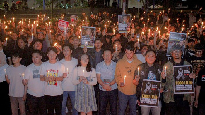 Potret 1.000 Lilin, Do'a dan Syukur untuk Sepakbola Indonesia Ratusan suporter secara khidmat menggelar aksi 1.000 lilin dan doa syukur untuk sepakbola Indonesia yang dihelat di Taman Musik Centrum Kota Bandung, Minggu (9/4/2023).
