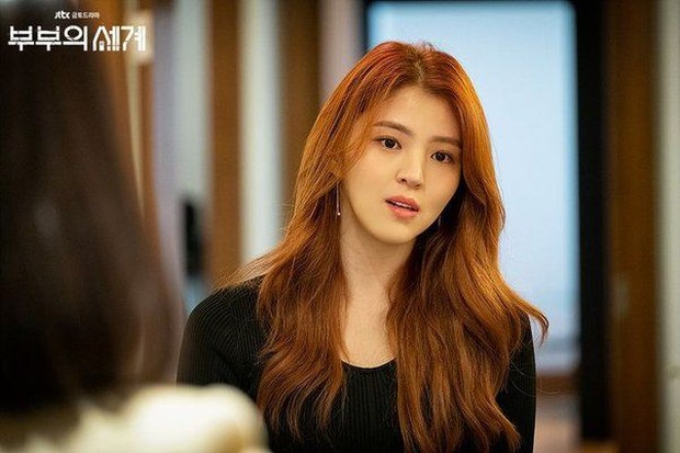 Potret Han So Hee dalam drama The World of the Married