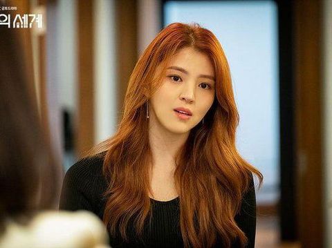 Potret Han So Hee dalam drama The World of the Married