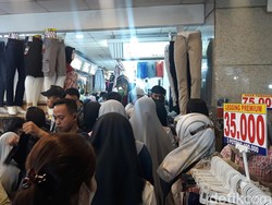 Pasar Tanah Abang Dipadati Warga Jelang Lebaran, Lalu Lintas Stuck