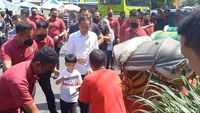 Potret Jokowi dan Jan Ethes Bagi-bagi Duit-Bingkisan di Pasar Solo