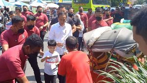 Potret Jokowi dan Jan Ethes Bagi-bagi Duit-Bingkisan di Pasar Solo