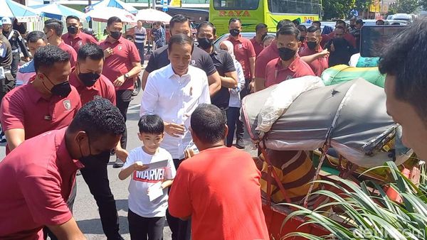 Potret Jokowi dan Jan Ethes Bagi-bagi Duit-Bingkisan di Pasar Solo