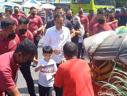 Jokowi dan Jan Ethes Kembali Bagi-bagi Bantuan di Pasar Solo