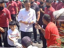 Jokowi dan Jan Ethes Kembali Bagikan Duit-Bingkisan di Pasar Solo